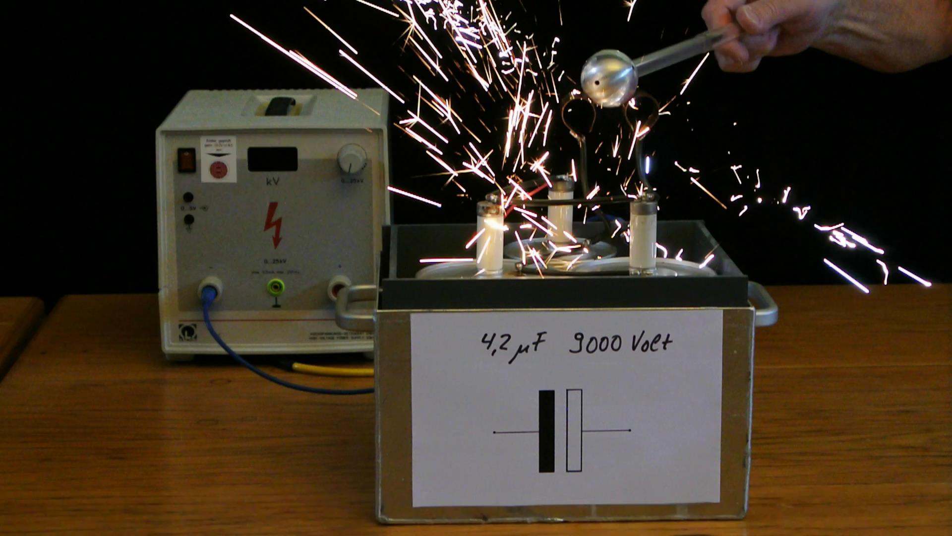 Kondensator als Energiespeicher (Kurzschlussknall) — Experimente  Physikalisches Institut